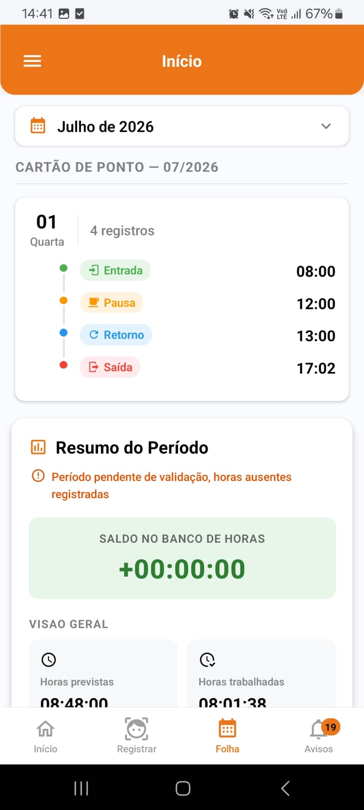 Funcionário registrando ponto em um relógio de ponto físico